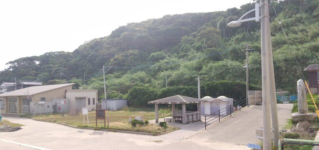 屋根付きベンチとお手洗いの横に芝生があります