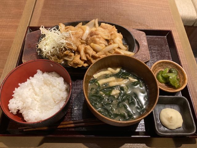 炭火焼干物定食 しんぱち食堂 豚生姜焼き定食 肉並盛 825円