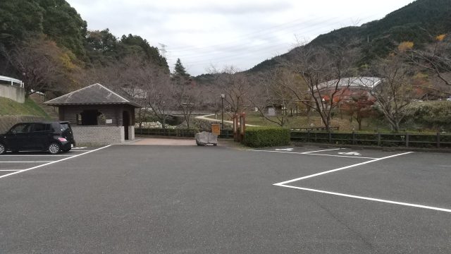 大根地山の登山口「竜岩自然の家」駐車場