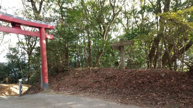 大根地山　山頂を示す立て札