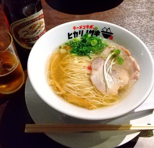 小郡 ラーメンラボ。ヒカリノサキ　特製塩ラーメン 820円、キリンクラシックラガー瓶ビール580円