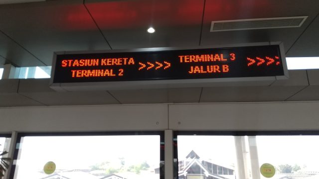 ジャカルタ スカルノハッタ国際空港 ターミナル1 スカイトレイン駅 行先表示