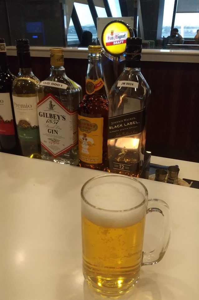 マニラ・ニノイ・アキノ国際空港(Manila Ninoy Aquino Intl) 第1ターミナル　PAGSS Premium Lounge カウンターには生ビールサーバーあり