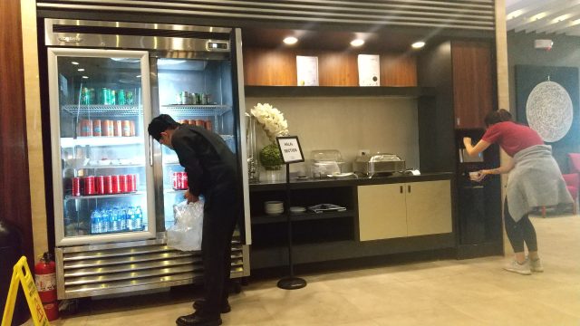 マニラ・ニノイ・アキノ国際空港(Manila Ninoy Aquino Intl) 第1ターミナル　PAGSS Premium Lounge ジュース・お水類、カップラーメン用のお湯、ヴィーガン用の料理も