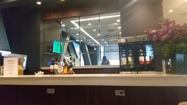 マニラ・ニノイ・アキノ国際空港(Manila Ninoy Aquino Intl) 第1ターミナル　PAGSS Premium Lounge アルコールやコーヒーなどのカウンター