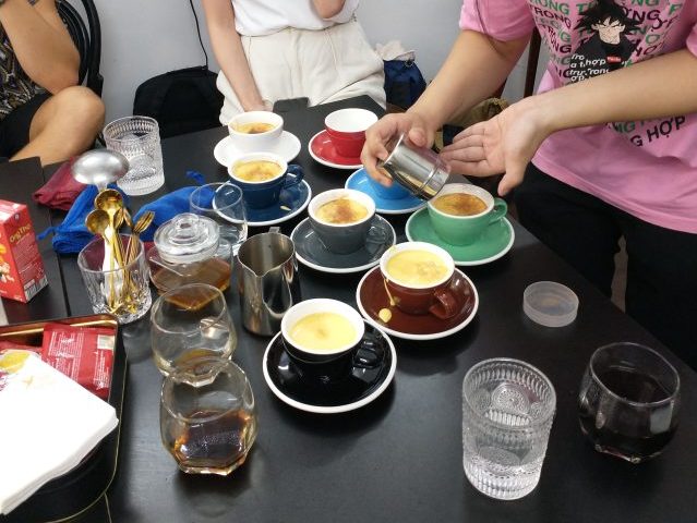 ハノイ おすすめの現地ツアー ベトナムコーヒーテイスティング エッグコーヒーにシナモン(ココアだったかな・・)