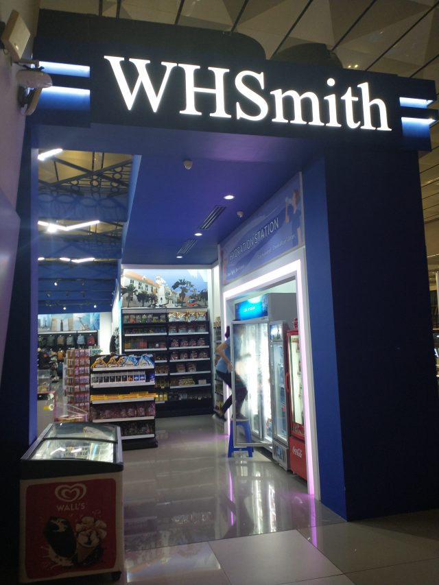 ジャカルタ スカルノハッタ国際空港 ターミナル3 出発ロビー WHSmith ビール販売あり