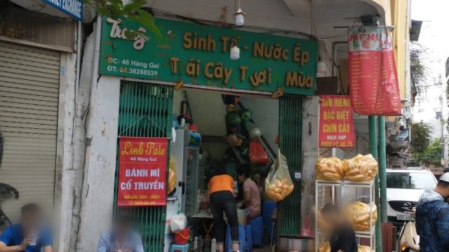 ホアンキエム湖近くのバインミーのお店 「Bánh mì bốc tay không Phượng 1979」