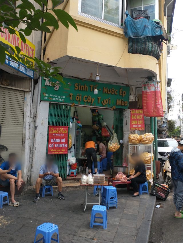 ホアンキエム湖近くのバインミーのお店 「Bánh mì bốc tay không Phượng 1979」