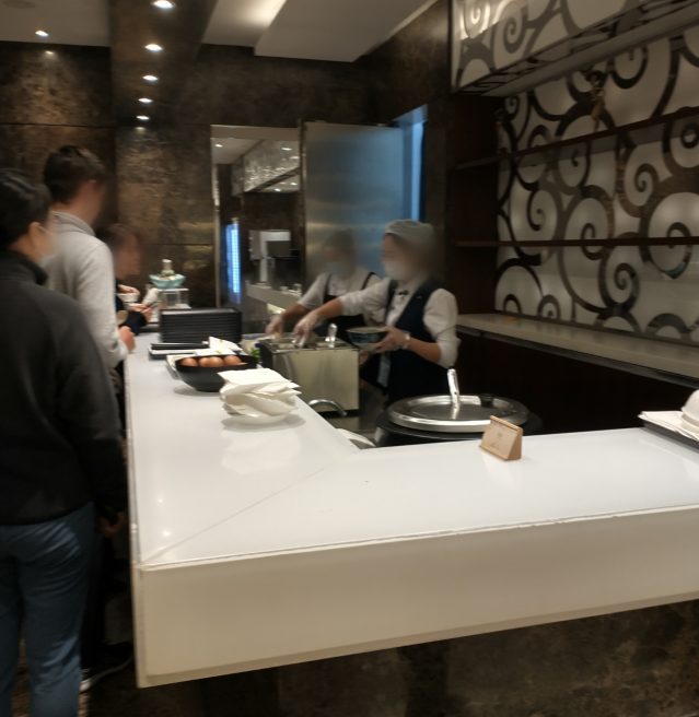 中国 上海浦東国際空港 第1ターミナル 保安検査後 First Class Lounge (No.39) ここで温かい麺類をもらえます