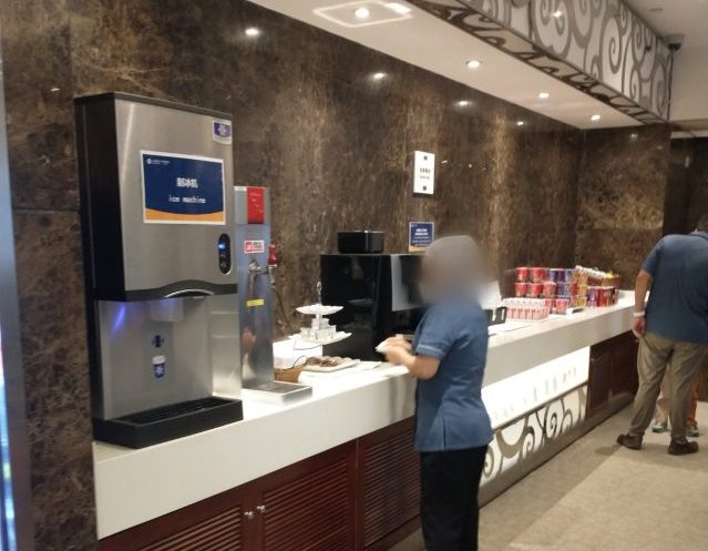 中国 上海浦東国際空港 第1ターミナル 保安検査後 First Class Lounge (No.39) コーヒーマシンや製氷機