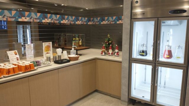 福岡国際空港 国際線ターミナル カードラウンジ ラウンジTIMEインターナショナル 冷蔵庫にはトマトジュースも