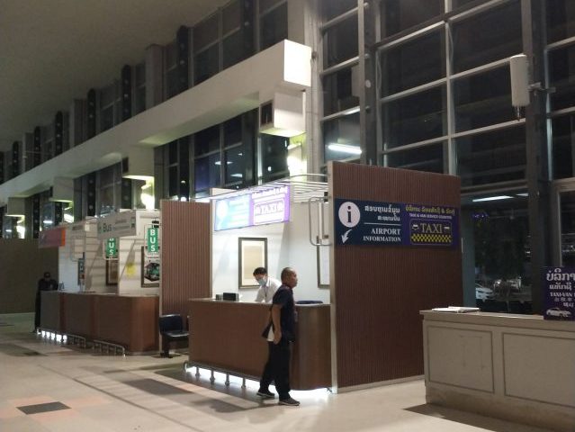 ラオス ビエンチャン ワットタイ国際空港 深夜のタクシーカウンター