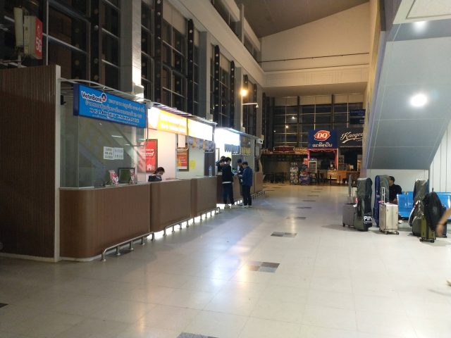 ラオス ビエンチャン 深夜のワットタイ国際空港 SIMカード店