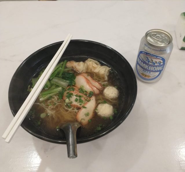 ラオス ビエンチャン ショッピングモール パークソン Parkson Laos スーパーマーケット内のイートインコーナー チャーシュー麺とビール