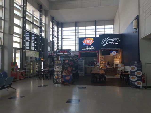 ラオス ビエンチャン ワットタイ国際空港 1F 国際線の端っこの飲食店・売店