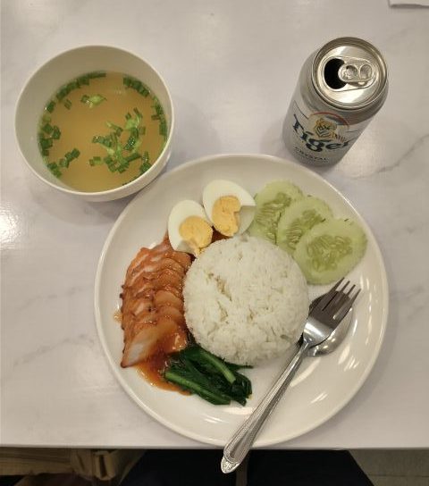 ラオス ビエンチャン ショッピングモール パークソン Parkson Laos スーパーマーケット内のイートインコーナー チャーシュー定食とビール