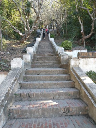 ラオス プーシー丘 ルアンパバーン国立博物館側 登り口