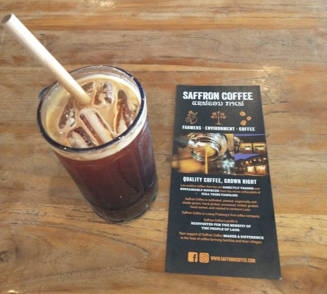 ラオス ルアンパバーン カフェ Saffron Coffee(サフランコーヒー) アイスコーヒー 紙ストロー