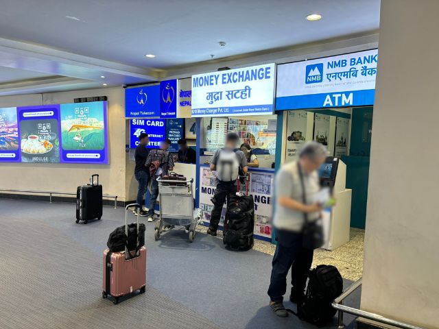 トリブバン国際空港_Nepal Telecom、両替所、ATM