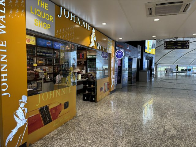 トリブバン国際空港_到着ロビー_ショップ