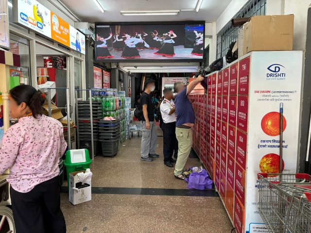 大きな荷物はこのロッカーに入れて売り場へ