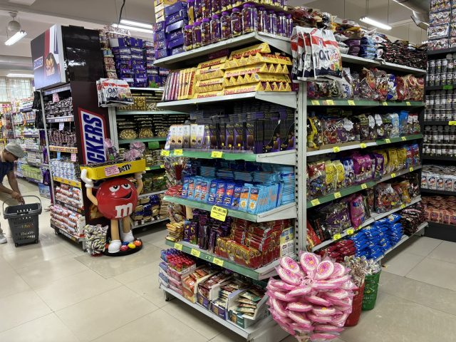 バラマキ土産によさそうなお菓子がたくさん(だけど、ネパール製ではないかも)