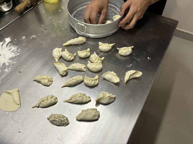ネパール・カトマンズ_料理教室_モモ手包み