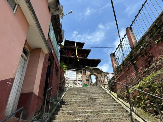 最後は階段を上ってウマ・マヘシュワール寺院へ
