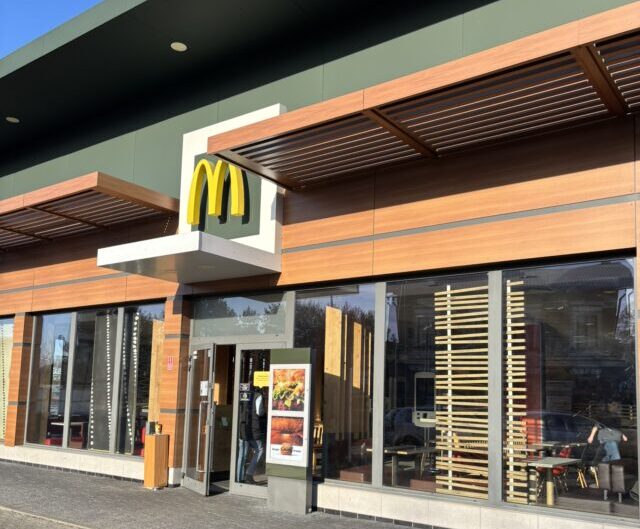ポーランドオシフィエンチム アウシュヴィッツ近くのマクドナルド