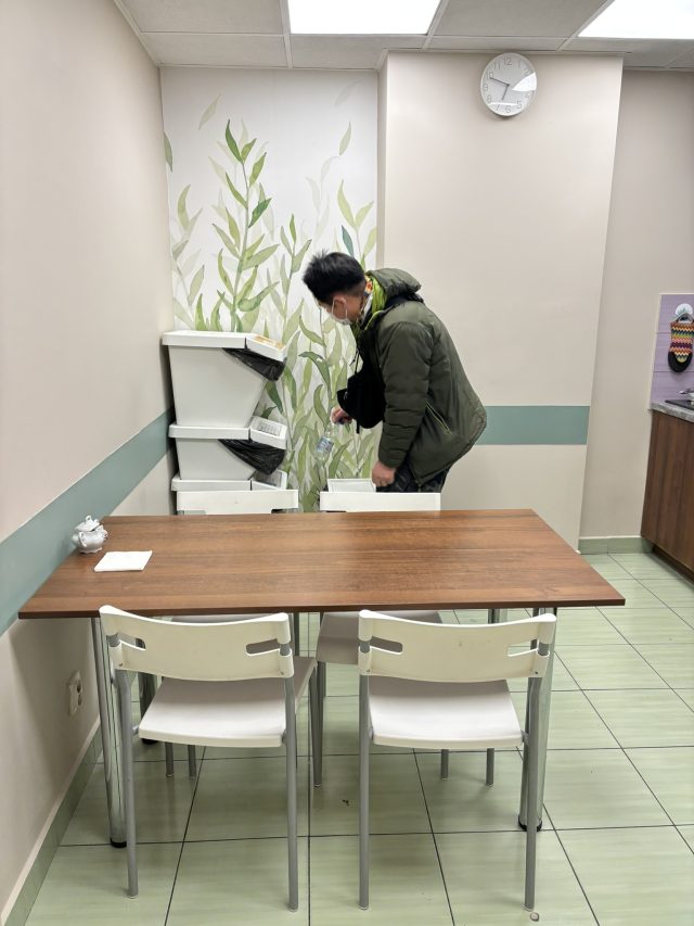 eMKa Hostel 共用キッチンのテーブル