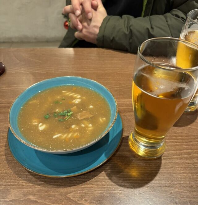 ポーランド・クラクフ "Pierogarnia Krakowiacy" 麺入りマッシュルームスープ、ビール