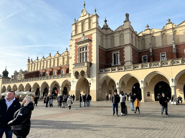 ポーランド・クラクフ 旧市街中央市場広場（昼）