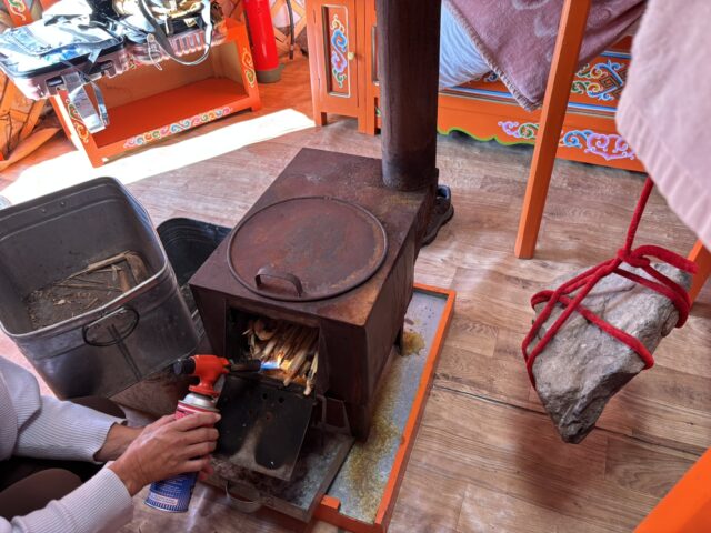 モンゴル テレルジ My Mongolia Eco Ger Camp 薪ストーブ