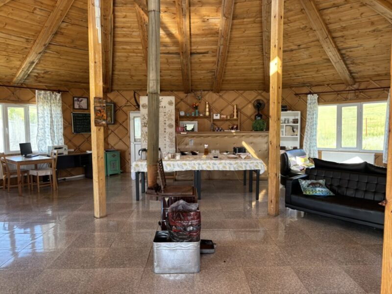 モンゴル旅行で宿泊したテレルジ国立公園のゲル "My Mongolia Eco Ger Camp" レストランの中