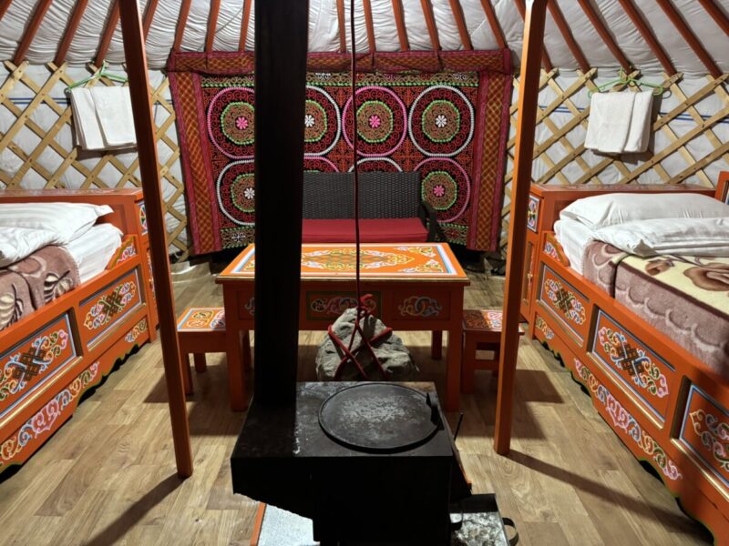 モンゴル旅行で宿泊したテレルジ国立公園のゲル "My Mongolia Eco Ger Camp" ゲルの中 端の方は床が外の地面