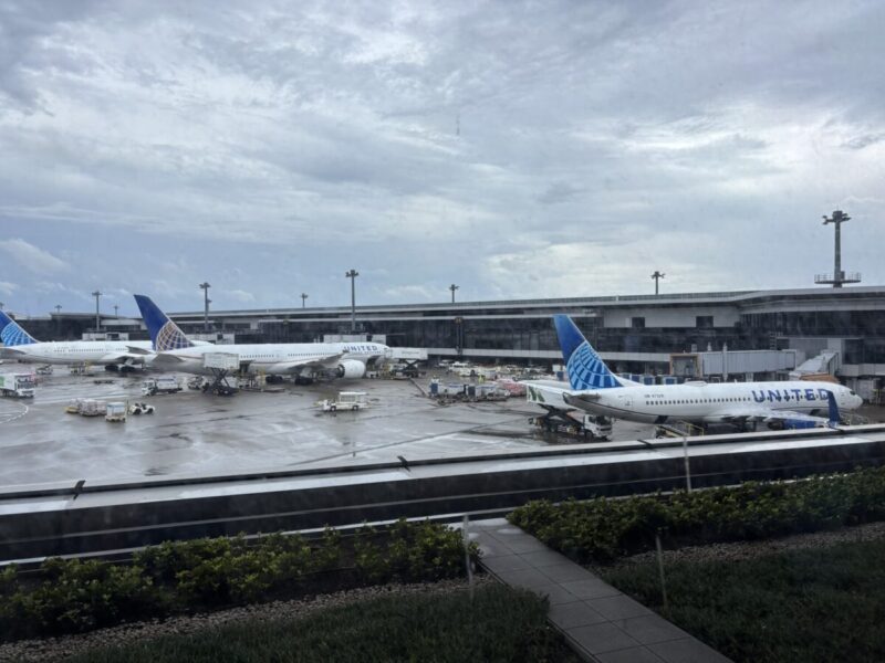 成田空港に並んでいるユナイテッド航空の機材