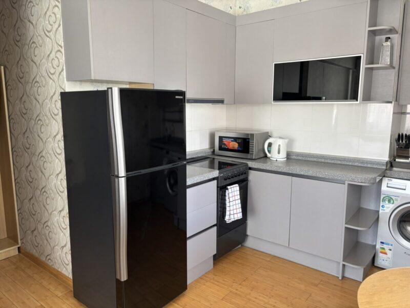 モンゴル ウランバートル中心部にあるTanan Center Serviced Apartmentsの冷蔵庫、キッチン