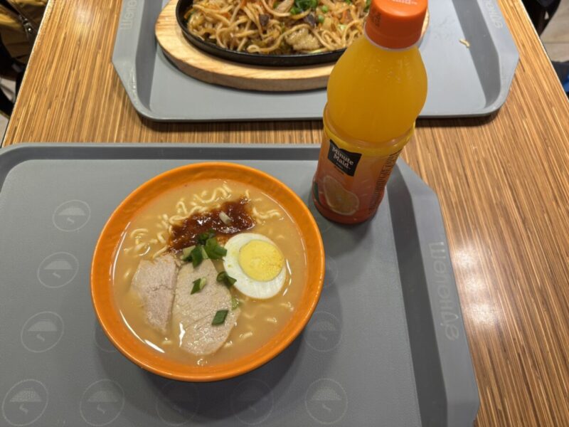 モンゴルウランバートル地元の人で賑わう"Шөлөндө(Shulundu)"ラーメン