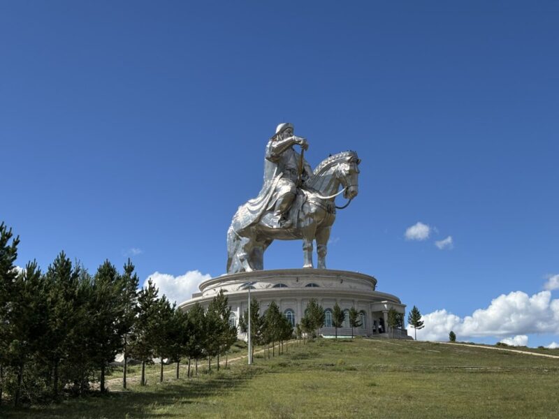 モンゴル定番の観光スポット チンギスハーン騎馬像