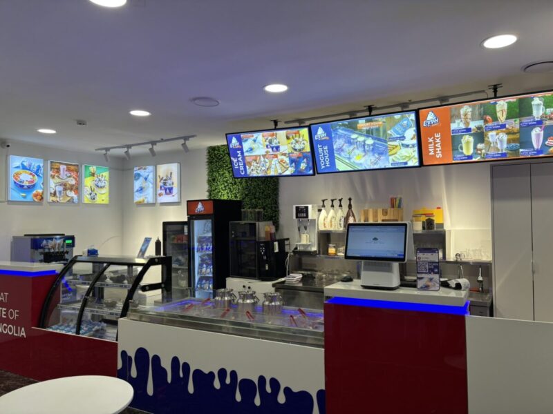 モンゴルウランバートル ザイサンスクエアモールのソフトクリーム店"Сүүн Зайрмаг"