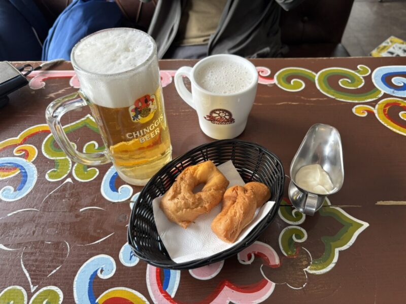 モンゴルウランバートルのモンゴル料理店"Zochin mongol zoog"ドリンクと無料?のパン