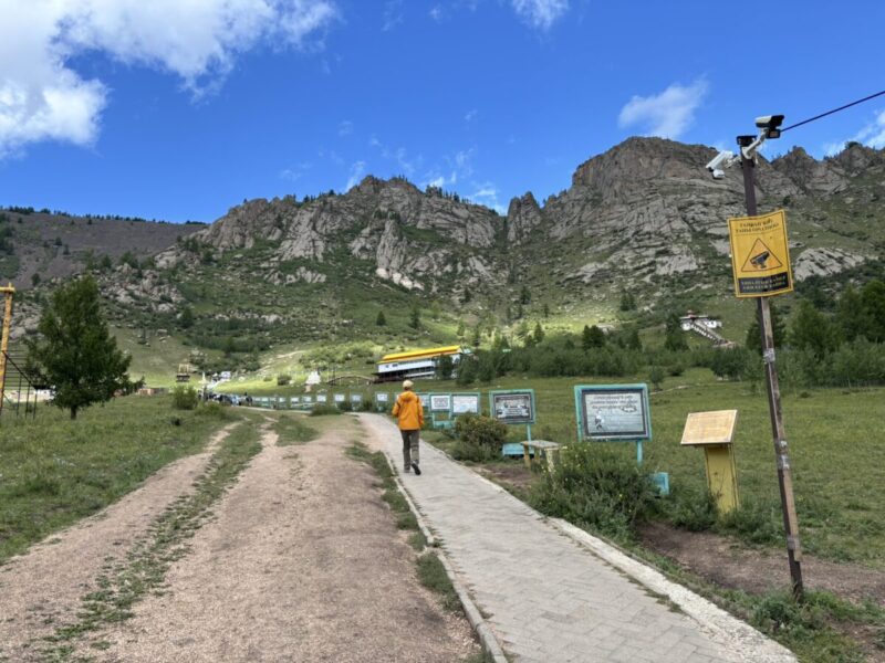 アリヤバル寺院までの坂道