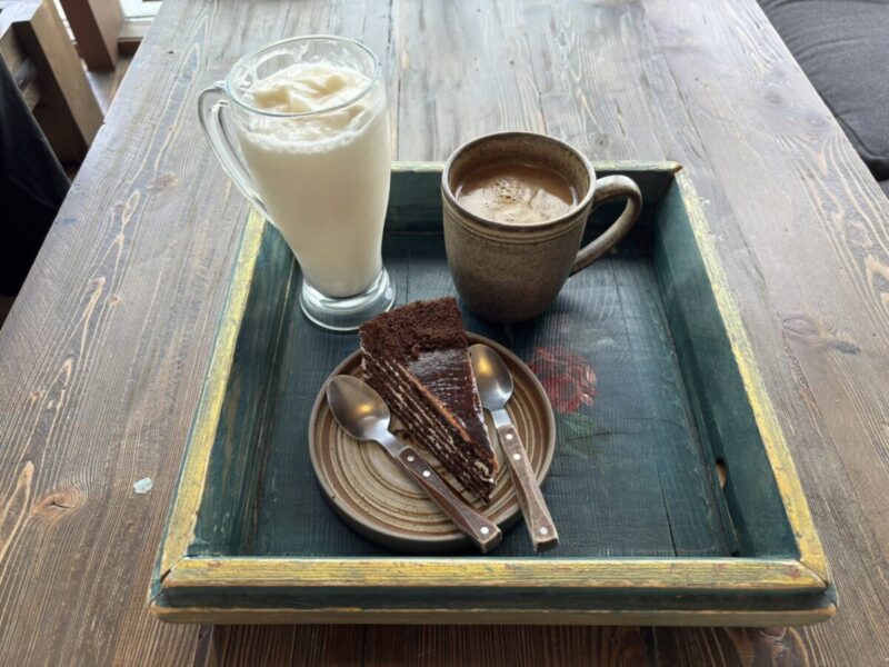 モンゴルウランバートル ポタラコーヒー「ポタラコーヒー「バナナスムージー」「ケーキ」