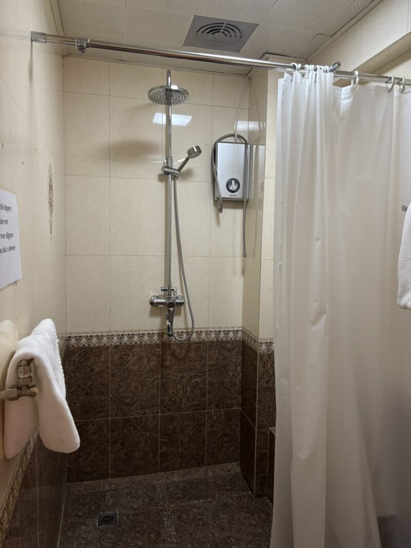 モンゴル ウランバートル中心部にあるTanan Center Serviced Apartmentsのバス(シャワールーム)