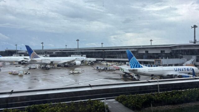 成田空港に並んでいるユナイテッド航空の機材