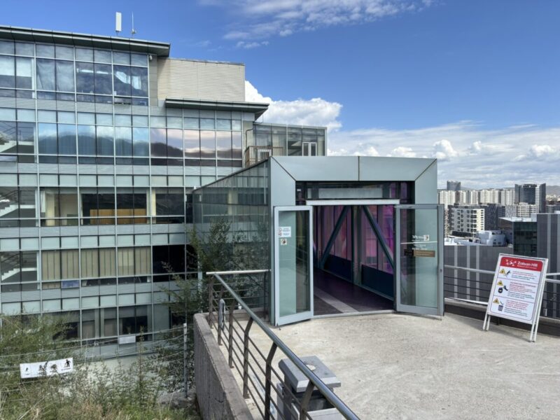 ザイサンスクエアモールと、ザイサン・トルゴイ駐車場の接続口