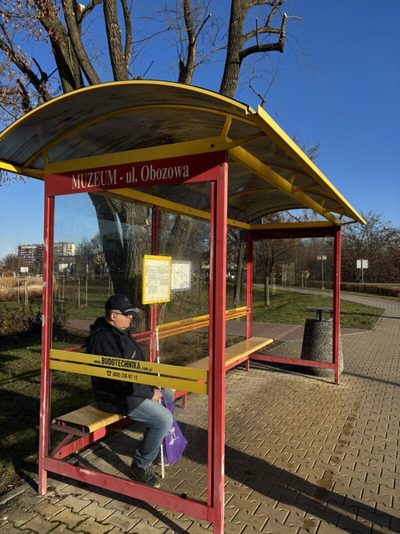 ポーランド・アウシュヴィッツからショッピングモール行きバスに乗るバス停