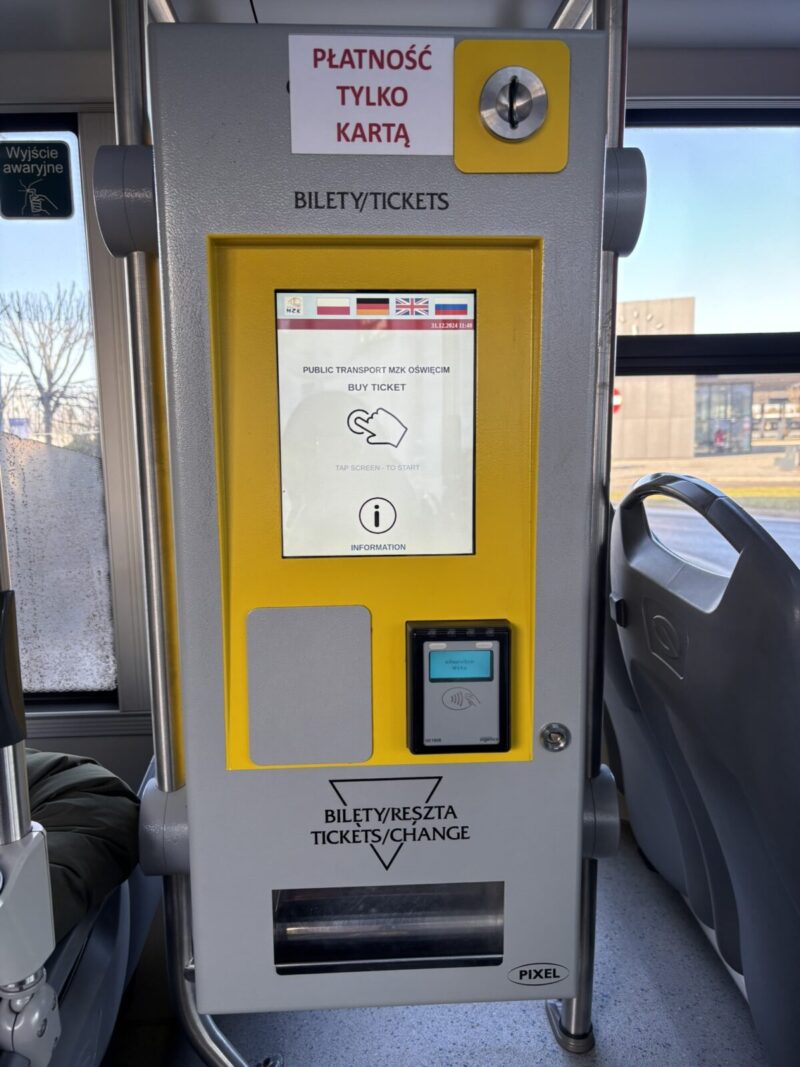 ポーランド・アウシュヴィッツからショッピングモール行きバス。 運賃はバスの中でVISAタッチ支払いしました。