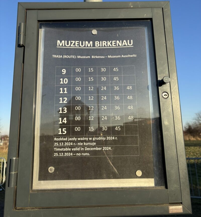 ポーランドのアウシュヴィッツ博物館 ビルケナウからアウシュビッツ行きバスの時刻表